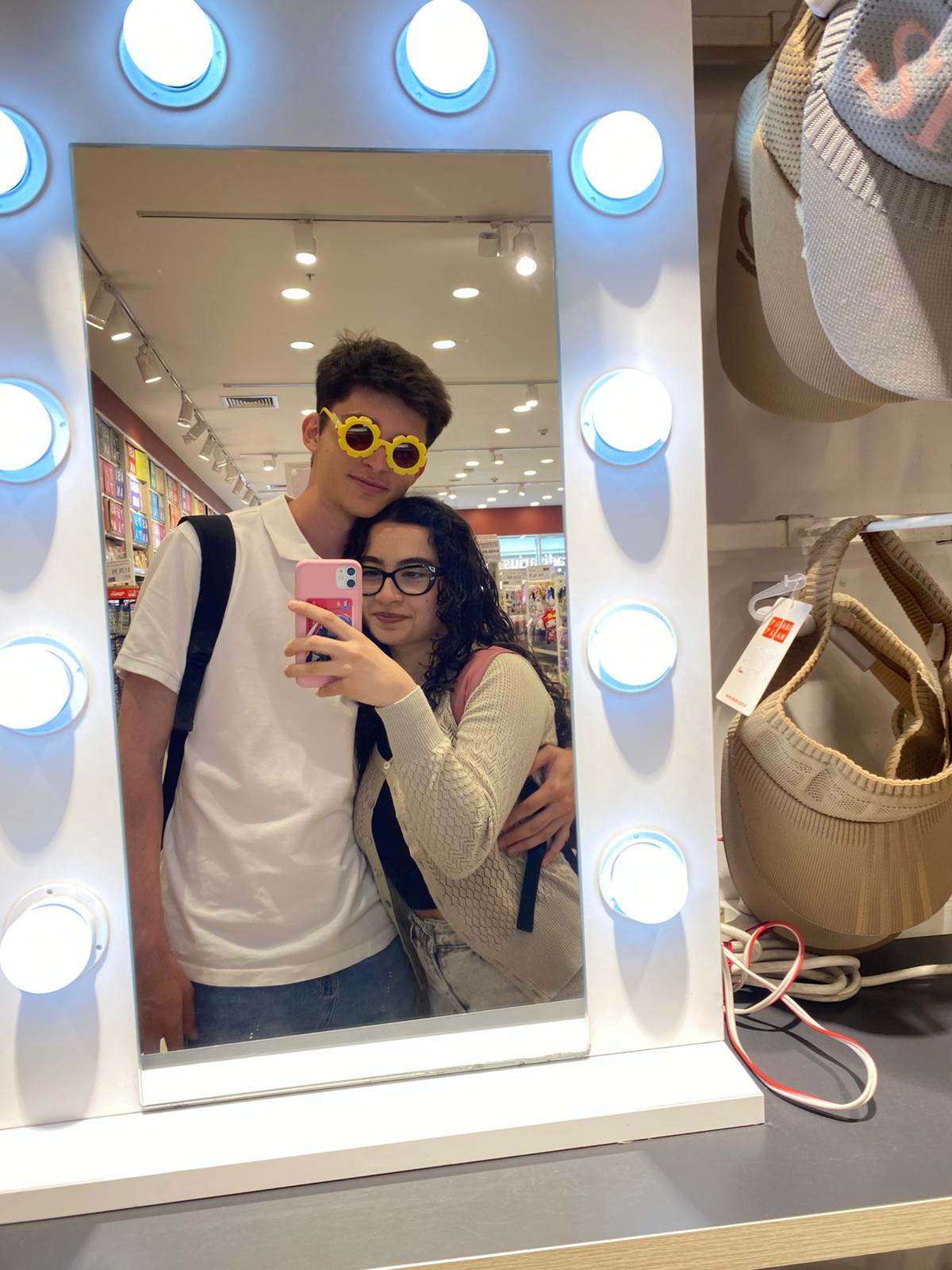 İrem ve Efe aynada